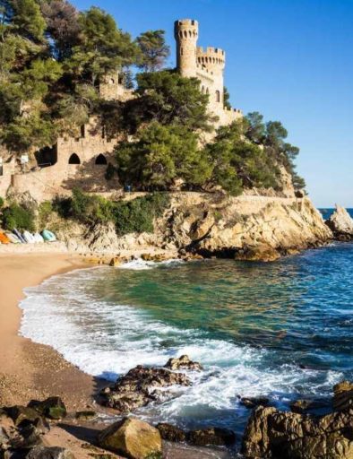 plage de Sa Caleta et Château de Lloret de Mar